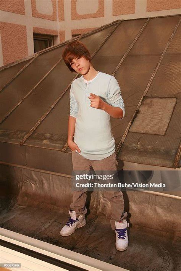 Justin Bieber's Pilots Poisoned By Marijuana Smoke and Flight Attendant Verbally Abused (VIDEO)