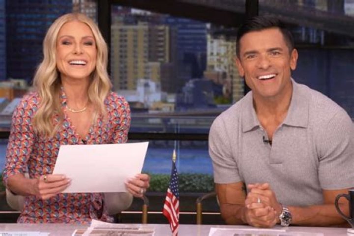 Kelly Ripa, Mark Consuelos's Wife