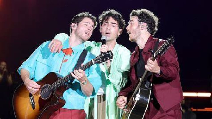 Nick and Joe Jonas Sing "Feliz Navidad" 2